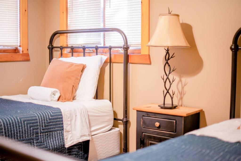 Fall Getaway Resort-3 King Suites, Dog-Friendly Seeley エクステリア 写真