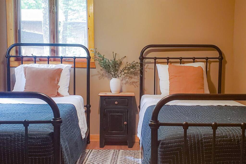 Fall Getaway Resort-3 King Suites, Dog-Friendly Seeley エクステリア 写真