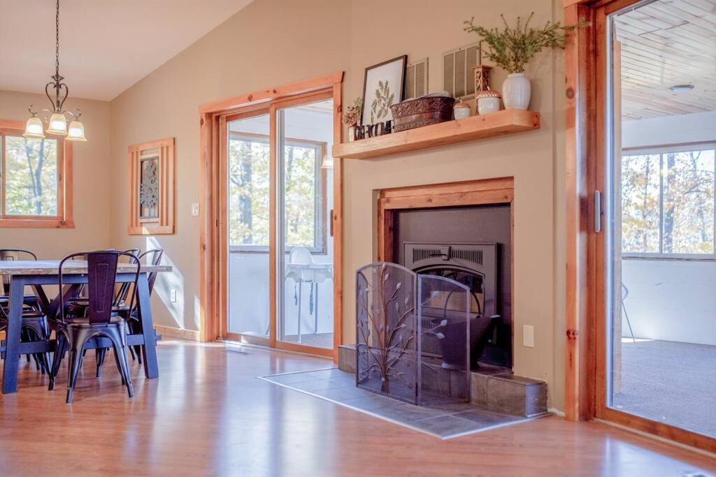 Fall Getaway Resort-3 King Suites, Dog-Friendly Seeley エクステリア 写真