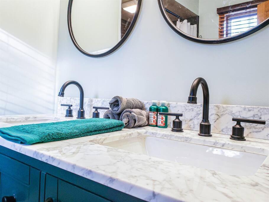 Fall Getaway Resort-3 King Suites, Dog-Friendly Seeley エクステリア 写真